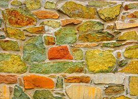 Rock Solid (Steinmauer in Erdfarben) von Caroline Lichthart