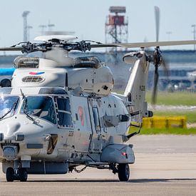 Nederlandse NH-90 helikopter op Schiphol-Oost. van Jaap van den Berg
