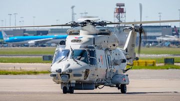Nederlandse NH-90 helikopter op Schiphol-Oost. van Jaap van den Berg