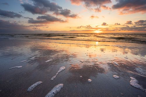 Reflexion des Himmels auf nassem Sand - Strand bei Zandvoort von KB Design & Photography (Karen Brouwer)