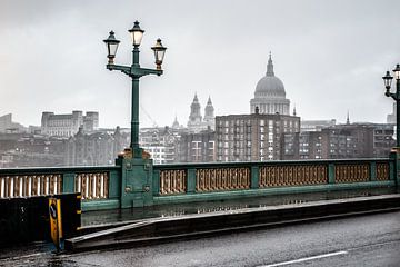 southwark brug in londen met zicht op St Paul's Kathedraal