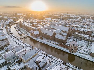 Die verschneite Thorbeckegracht in Zwolle an einem kalten Wintermorgen von oben gesehen von Sjoerd van der Wal Fotografie