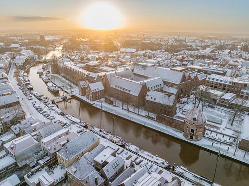 Zwolle besneeuwde Thorbeckegracht tijdens een koude winterochtend van bovenaf gezien
