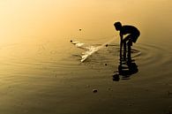 Fischer in Mandalay werfen die Netze aus. Der See ist sehr flach bei Mandelay. Die Fischer setzen ih von Wout Kok Miniaturansicht