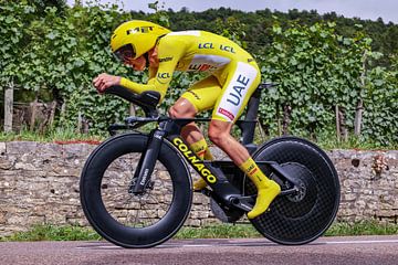 Tadej Pogacar in Gelb auf dem Zeitfahrrad Tour de France