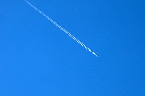 Traînée de condensation en mai