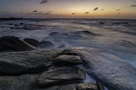 Wellen, die bei Sonnenuntergang über die felsige Küste an der Nordküste von Aruba brechen von Arthur Puls Photography Miniaturansicht