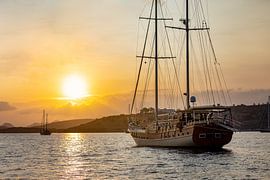 Gulet zeilboot op zee tijdens zonsondergang in Turkije van Michiel Ton