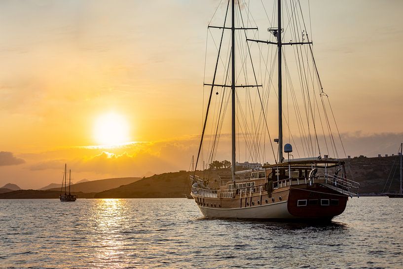 Gulet-Segelboot auf See bei Sonnenuntergang in der Türkei von Michiel Ton