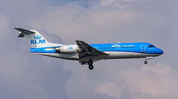 Landende KLM Cityhopper Fokker 70. van Jaap van den Berg