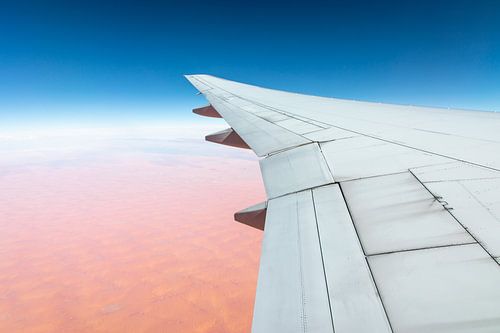 Tragfläche eines Flugzeugs über der Sahara