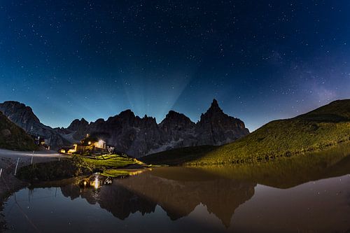 Maanlicht achter de Pale di San Martino en Baita Segantini