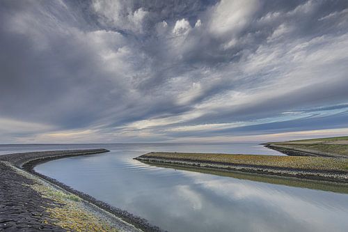 De Waddenzee bij de afwateringssluis van Roptazijl in Friesland.