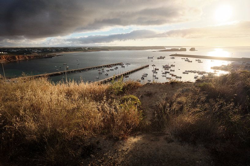 Zonsopkomst over vissershaven van Sagres van Karel Ham