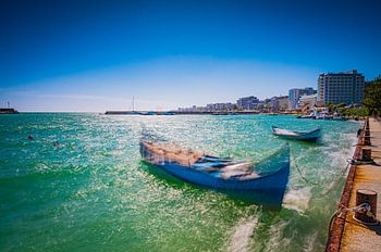 Roeiboot op de Zwarte Zee in Bulgarije