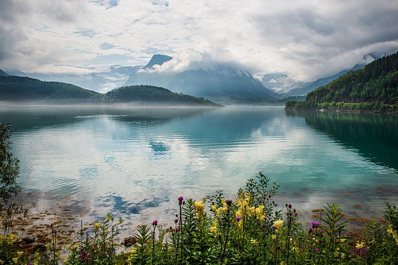 Reflexion von Bergen und Wolken 2 von Ellis Peeters