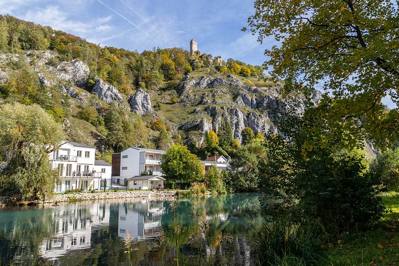 Idyllisch uitzicht op Randeck Castle in Markt Essing in de herfst Met de Altmuehl rivier en hoge rot van Reiner Conrad