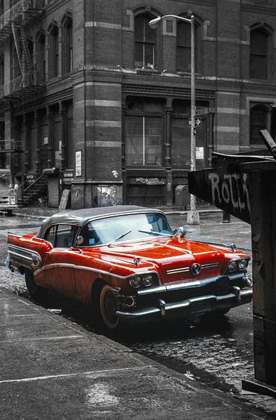 Roter Oldtimer in schwarzer und weißer Umgebung New York 1980 von Albert Brunsting