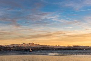 Segelboot auf Bodensee vor schweizer Alpen