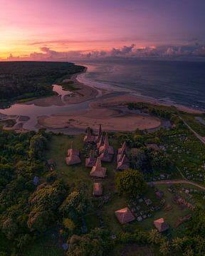Traditionelles Dorf auf Sumba bei Sonnenuntergang von Ewold Kooistra