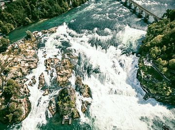 Chutes du Rhin chutes d'eau dans le fleuve Rhin vues d'en haut sur Sjoerd van der Wal Photographie