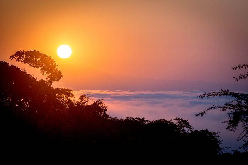 Setting sun over the Ngoro Ngoro Crater by Julian Buijzen
