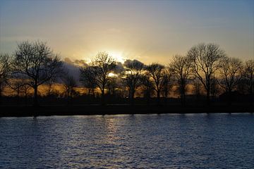 Zonsondergang bij het Amsterdam-Rijn kanaal