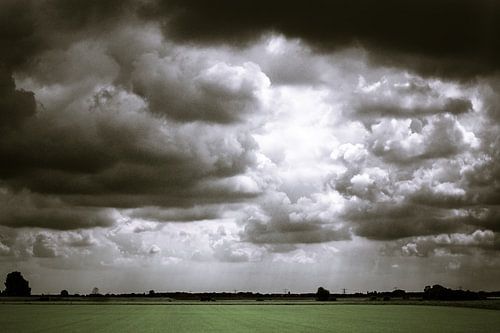 Donkere wolkenlucht boven het polderlandschap van Nieuw-Vossemeer (Brabant) (liggend)