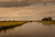Donkere wolken met avondzon van Edwin van Amstel thumbnail
