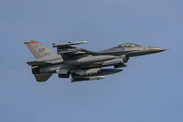 U.S. Air Force F-16 stijgt op vanaf Spangdahlem Air Base. van Jaap van den Berg