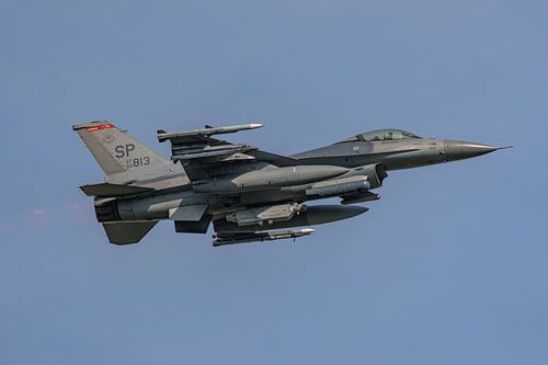 U.S. Air Force F-16 stijgt op vanaf Spangdahlem Air Base.