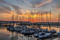 Zonsondergang tussen de boten