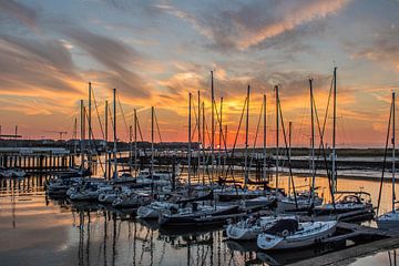 Zonsondergang tussen de boten by Glenn Collyns