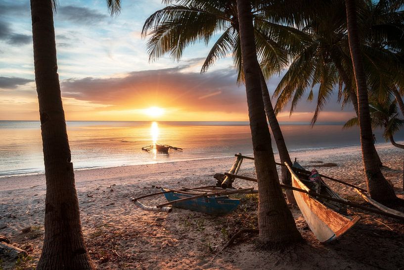 Sonnenuntergang am Strand auf der Insel Siquijor auf Philippinen. Mit Bangka Boot von Daniel Pahmeier