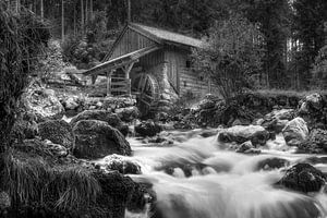 Gollinger Mühle am Wasserfall in Tirol. Schwarzweiss Bild.