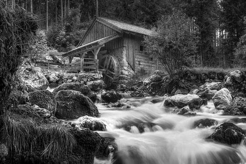 Gollinger molen bij de waterval in Tirol. Zwart-wit beeld.