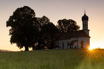 Sonnenuntergang an der St. Andreas Kirche bei Etting