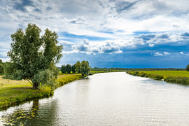 Paysage de la Vecht par une journée d'été, avec des nuages d'orage sombres sur Sjoerd van der Wal Photographie