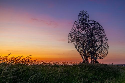 Kauernder Mann von Michael Brand