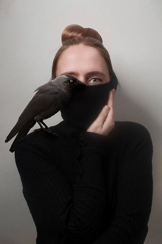 Mystieke Foto: Vrouw met Raaf - Elegantie en Mysterie in Zwarte Koltrui