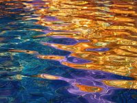 Buntes Bild einer spiegelnden Wasseroberfläche