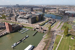 Die Parksluizen sind zwei Schleusen, die den Coolhaven mit dem Parkhaven in Rotterdam verbinden.