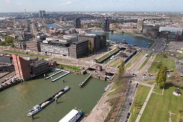 De Parksluizen zijn twee schutsluizen ze verbinden de Coolhaven met de Parkhaven in Rotterdam van W J Kok