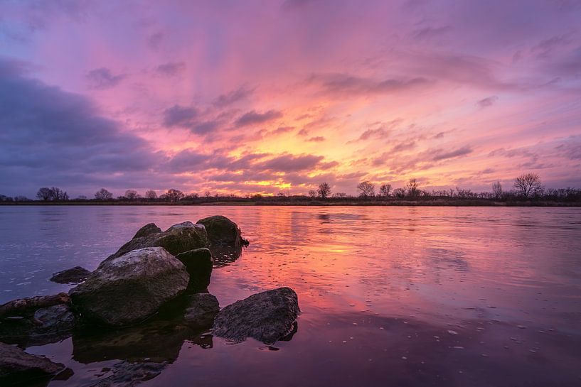Zonsondergang bij de Maas in Afferden van Silvia Thiel