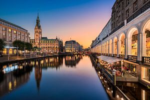 Sonnenuntergang am Rathaus in Hamburg