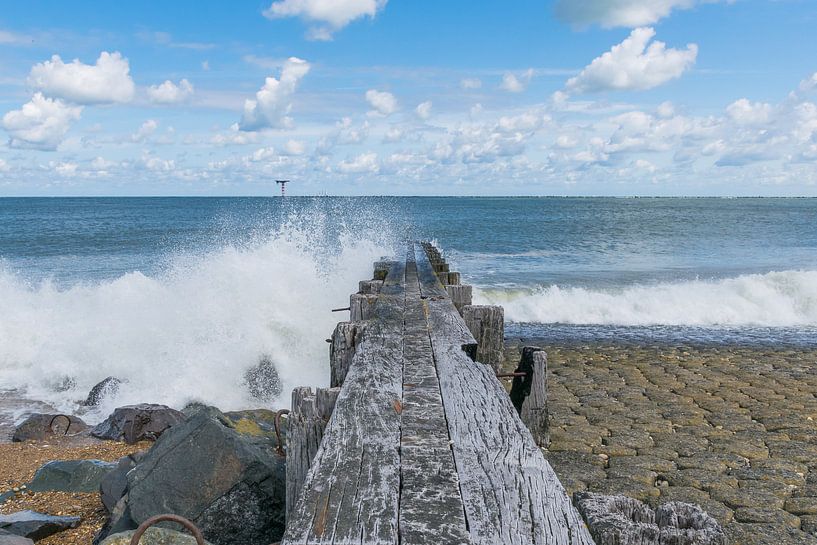 Krib in de zee met grote golf van Patrick Verhoef