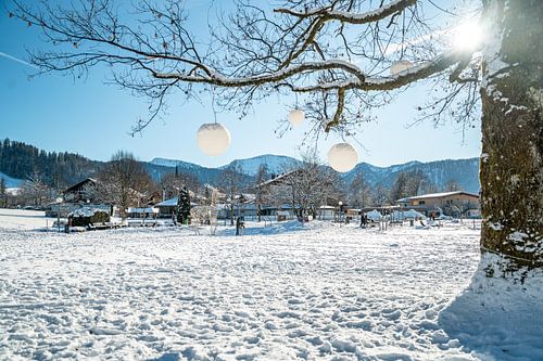 Oberstaufen Park in de winter met uitzicht op de Hochgrat