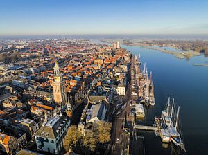 Stadtansicht von Kampen mit den Nieuwe Toren und Segelschiffen