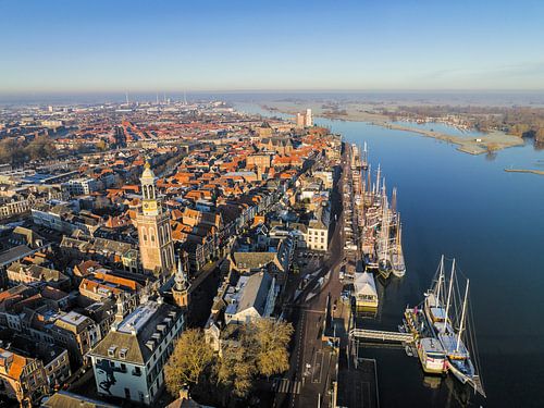 Vue de la ville de Kampen avec la Nieuwe Toren et les voiliers