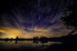 Startrail of sterrenspoor op Kalmthoutse Heide (nachtfotografie) met opkomende maan.